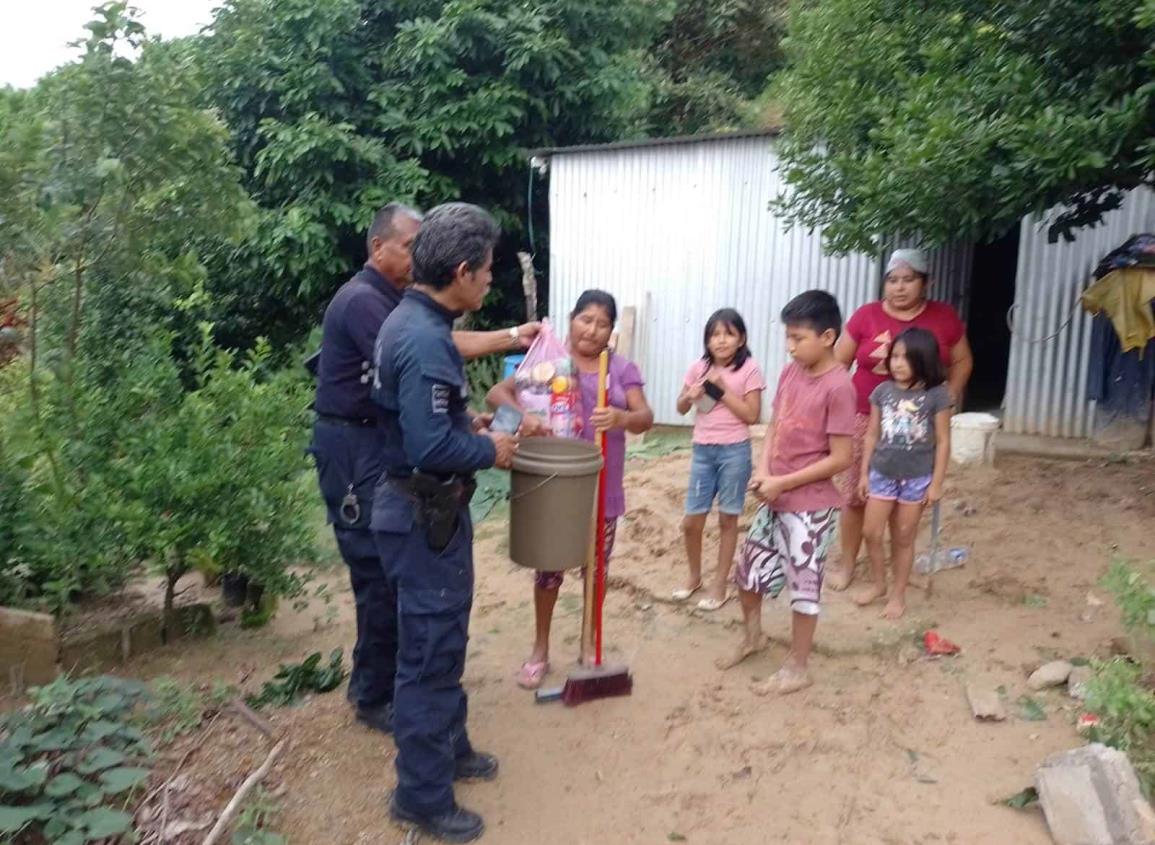 Auxilian a familia tras perder su vivienda durante lluvias en Moloacán