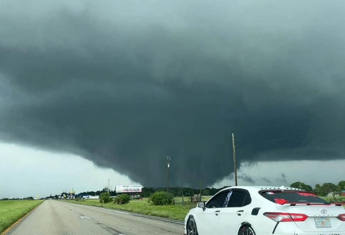 Reportan al menos 130 tornados en Florida previo al impacto del huracán Milton | VIDEO