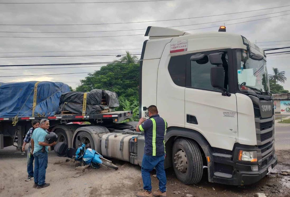 Mujer en moto se salva de morir aplastada por un tráiler en Medellín