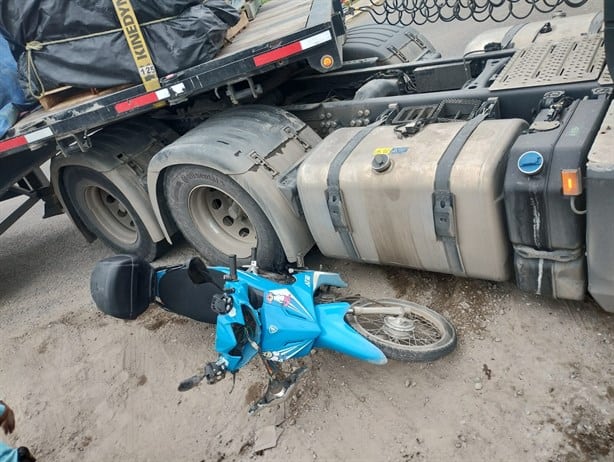 Mujer en moto se salva de morir aplastada por un tráiler en Medellín