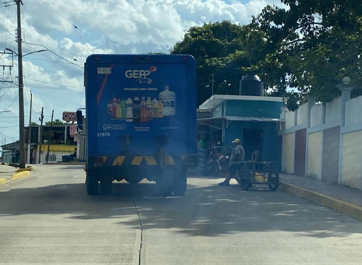Camiones vieeeejos contaminan el ambiente en Agua Dulce; urgen sanciones