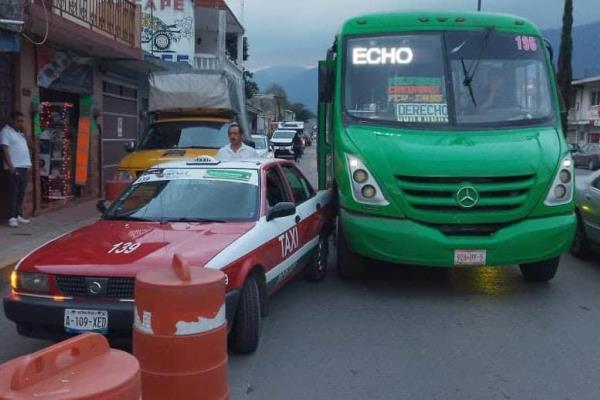 Choque entre autobús y taxi desata caos vial en Río Blanco
