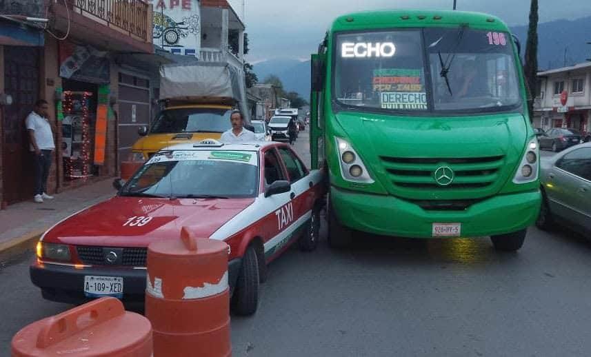 Choque entre autobús y taxi desata caos vial en Río Blanco