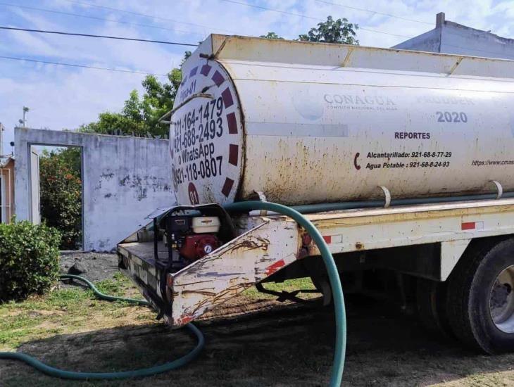Llevan pipas para abastecer a Mundo Nuevo ante reparaciones en bomba de agua