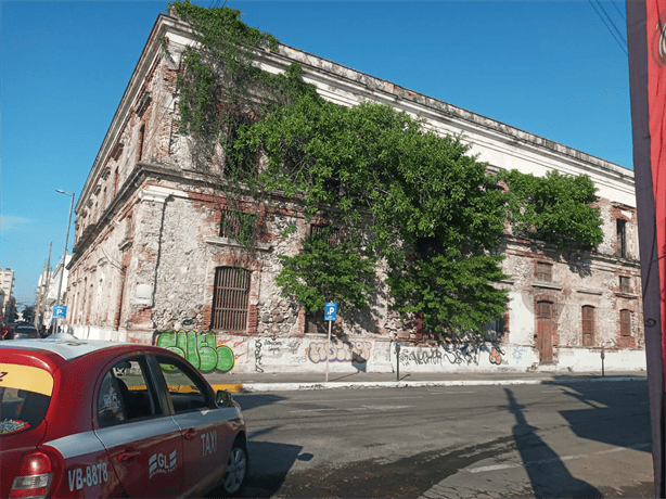 Denuncian edificios olvidados y llenos de vegetación en el Centro Histórico de Veracruz