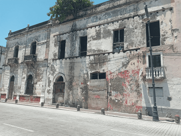 Denuncian edificios olvidados y llenos de vegetación en el Centro Histórico de Veracruz