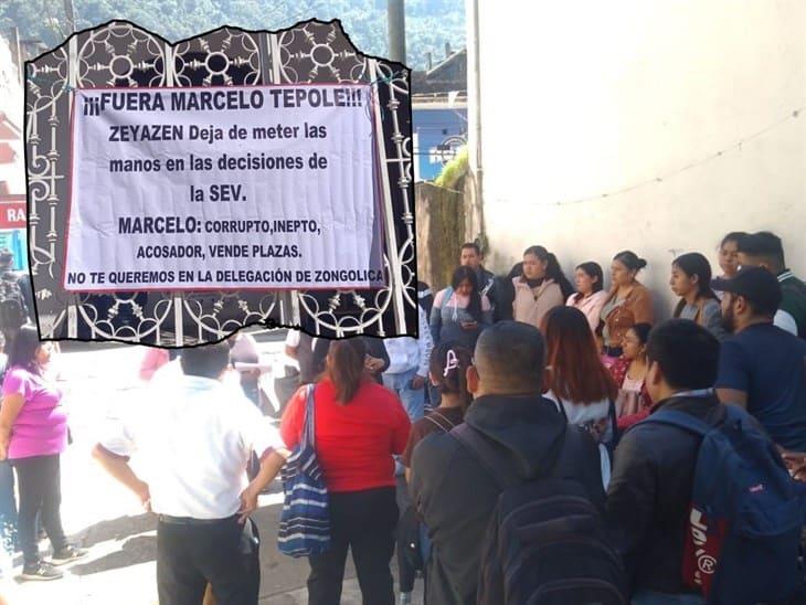 Se manifiestan maestros en Zongolica ante regreso de Marcelo Tepole, nuevo delegado de la SEV