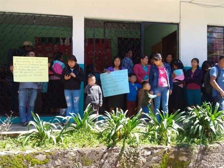 Por falta de maestros, padres toman instalaciones de Supervisión Escolar en Tequila