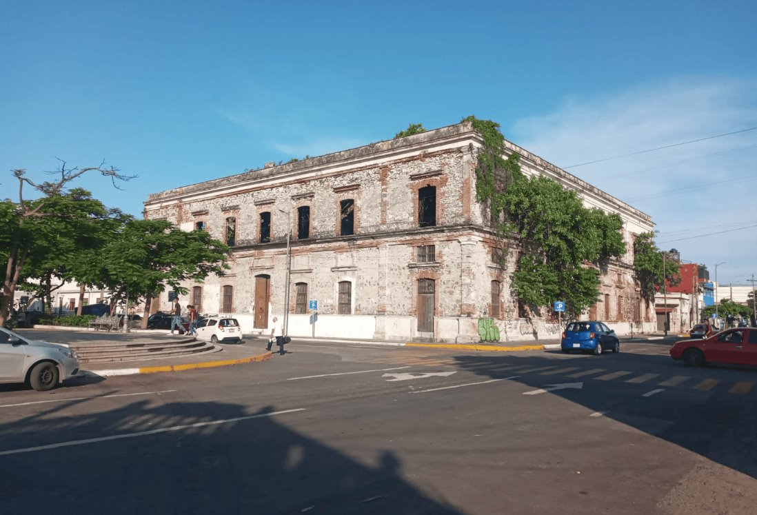 Denuncian edificios olvidados y llenos de vegetación en el Centro Histórico de Veracruz