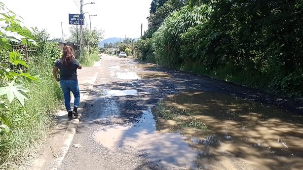 Vecinos de calle Paso Carretas, Huiloapan, urgen intervención de autoridades para su reparación