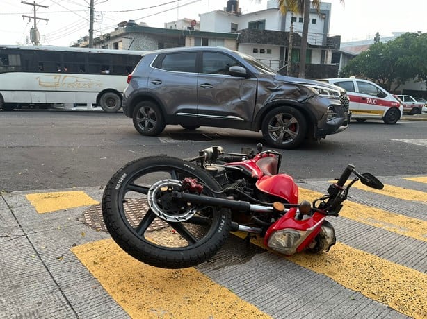 Joven motociclista se estrella contra una camioneta en colonia Zaragoza, Veracruz| VIDEO