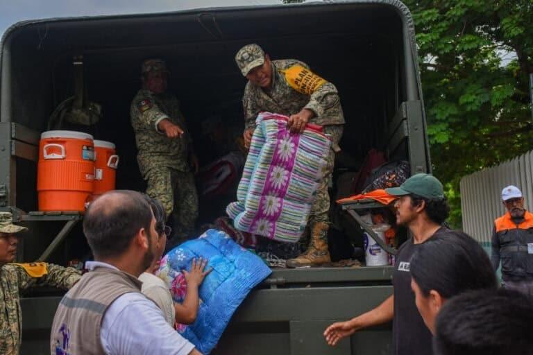 Intensifican autoridades entrega de apoyos a familias afectadas