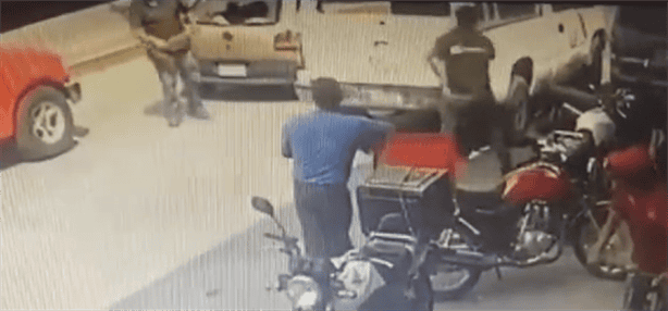 ¡Se rompen los vidrios! Automovilistas protagonizan batalla campal en Río Blanco