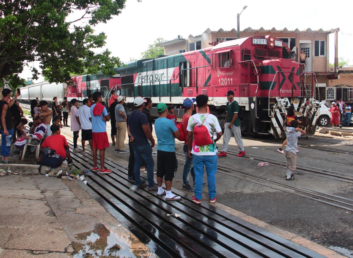 Migrantes varados en Coatzacoalcos por bloqueo ferroviario; acampan esperando el tren