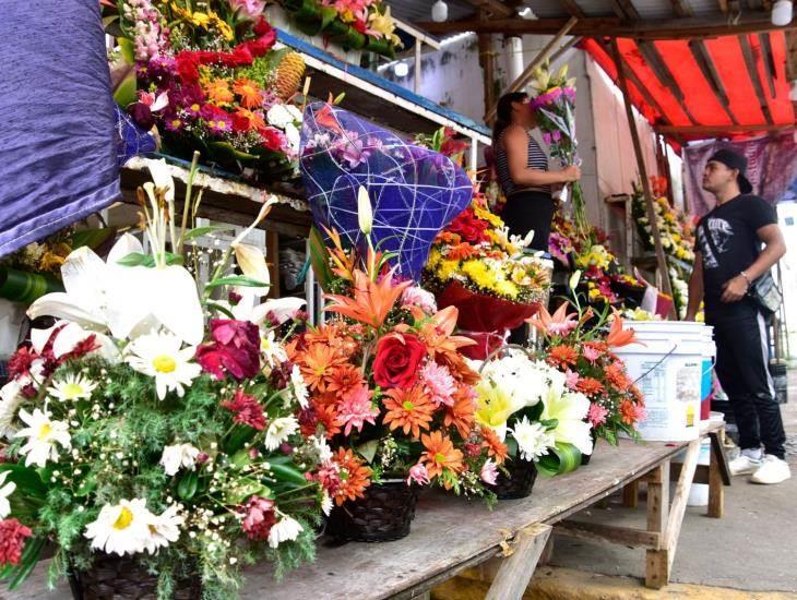 Comerciantes de flores en Coatzacoalcos esperan repunte de ventas por Día de Muertos