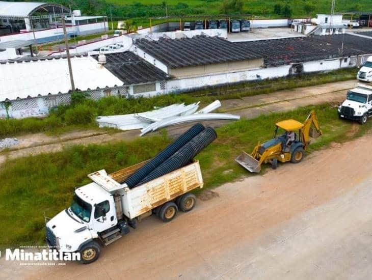 Gobierno Municipal de Minatitlán mejora caminos en la zona rural con material y maquinaria