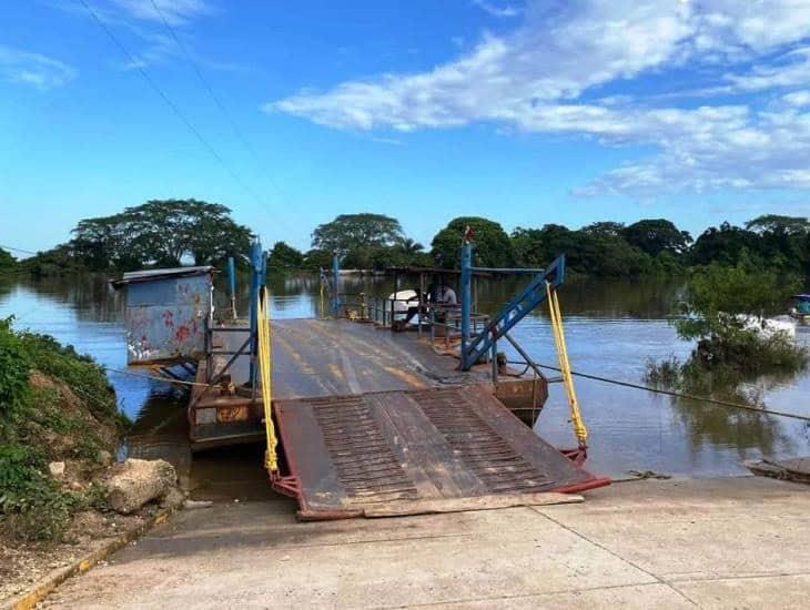 Ante el descenso de nivel del río Coatzacoalcos, reanuda el servicio de panga en Hidalgotitlán