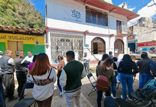 Maestros mantienen manifestación en Zongolica, rechazan regreso de Marcelo Tepole a la SEV