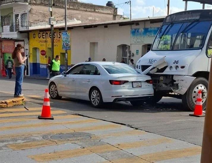 Por pasarse el alto, vehículo es impactado por un camión en el centro de Córdoba