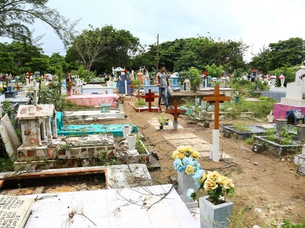 Un reto visitar este panteón de Coatzacoalcos, hay tumbas en los pasillos y hasta el estacionamiento | VIDEO