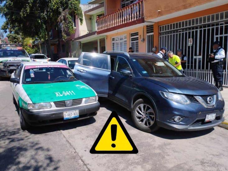 ¿No lo vio? Taxi casi se lleva la portezuela de una camioneta; pasó en Xalapa