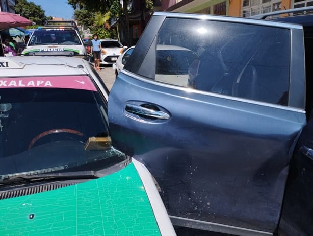 ¿No lo vio? Taxi casi se lleva la portezuela de una camioneta; pasó en Xalapa