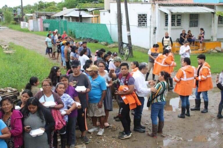 Llevan alimentos calientes y atención médica a zonas afectadas de Coatzacoalcos