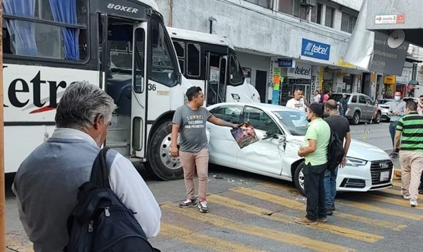 Por pasarse el alto, vehículo es impactado por un camión en el centro de Córdoba