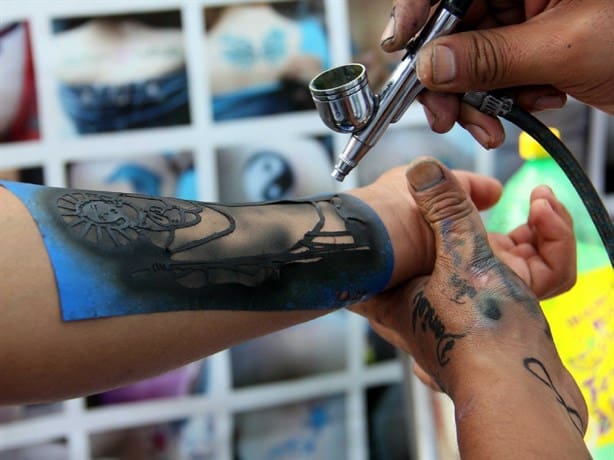 Mujeres líderan esta práctica ¿Cuántas personas tienen tatuajes en México?