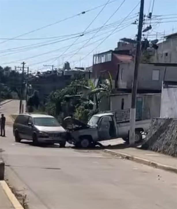 ¡Fuera de control!; vehículo sin frenos choca con camioneta en Xalapa