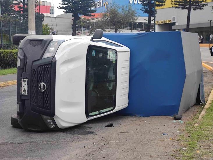 ¡Por los aires! Camioneta se vuelca en Lázaro Cárdenas, en Xalapa