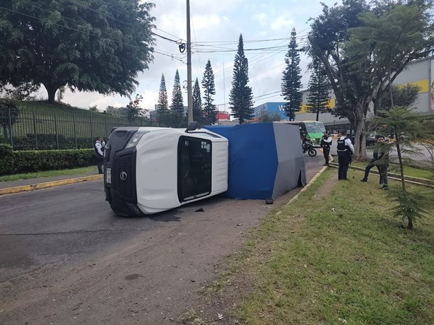 ¡Por los aires! Camioneta se vuelca en Lázaro Cárdenas, en Xalapa