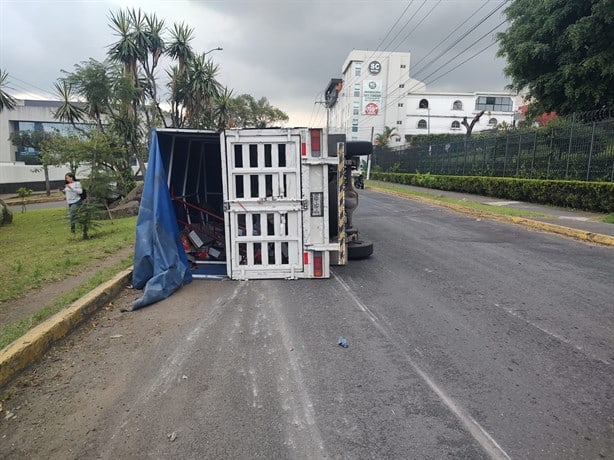 ¡Por los aires! Camioneta se vuelca en Lázaro Cárdenas, en Xalapa