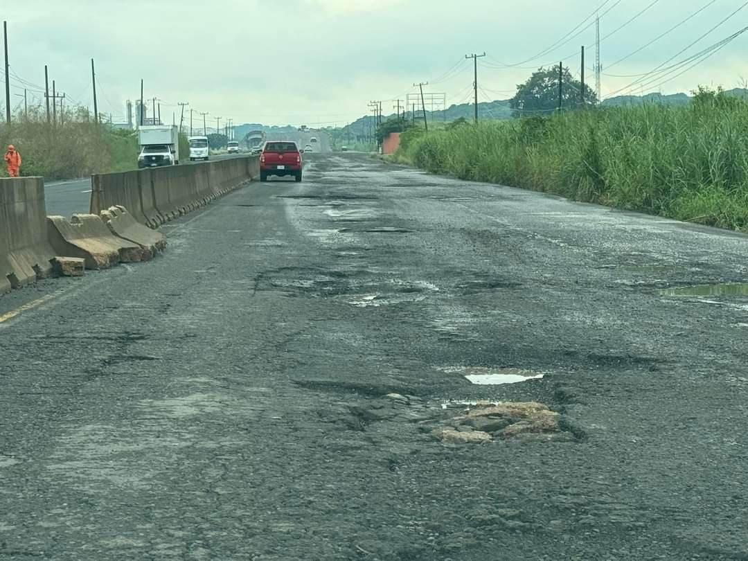 Critican pésimo estado de la carretera Coatzacoalcos- Villahermosa