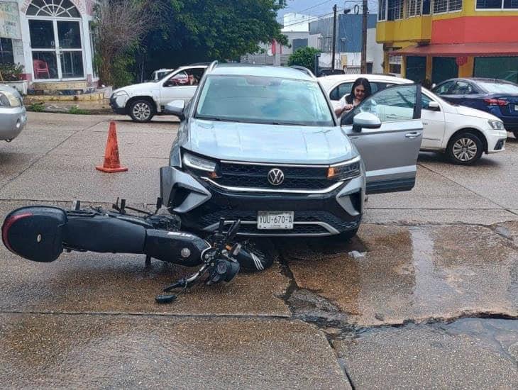 Camioneta impacta a motociclista en Coatzacoalcos