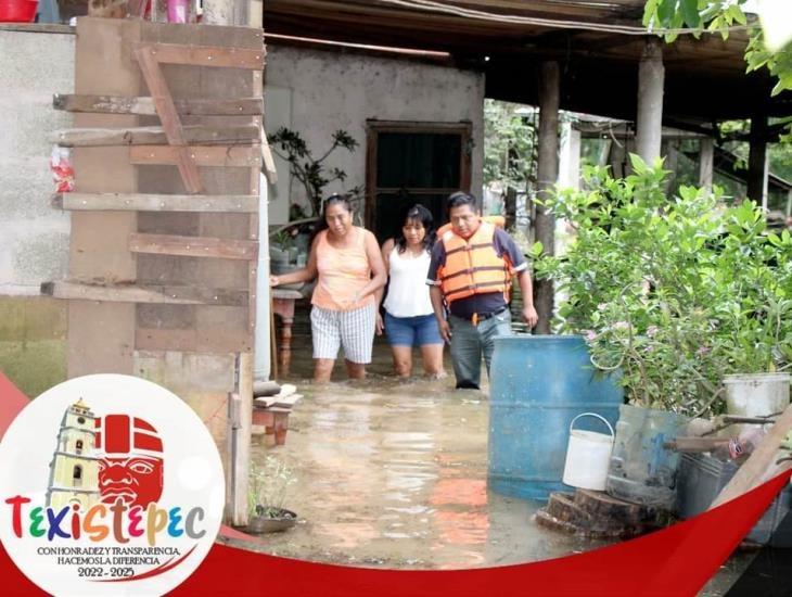 Continúan brigada de apoyo en localidades afectadas por inundaciones en Texistepec