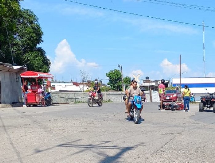 Motocicleta derrapa en cruce de vías férreas dejando dos heridos en Veracruz