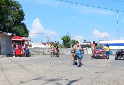Motocicleta derrapa en cruce de vías férreas dejando dos heridos en Veracruz