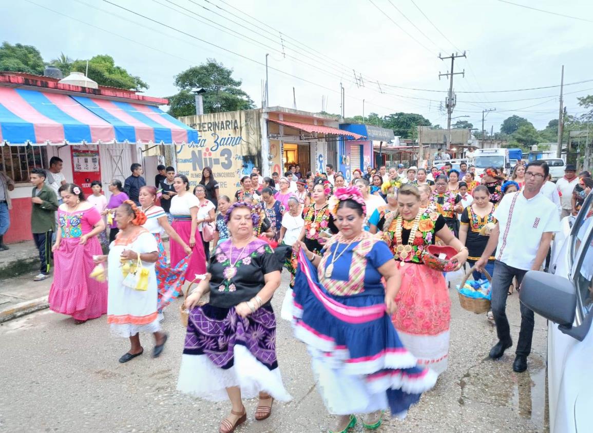 Realizan la tradicional Regada de Frutas en Moloacán | VIDEO