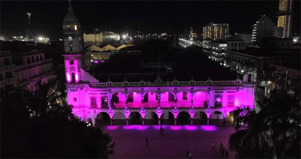 Realizan encendido rosa en el Palacio Municipal de Veracruz