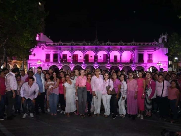 Realizan encendido rosa en el Palacio Municipal de Veracruz