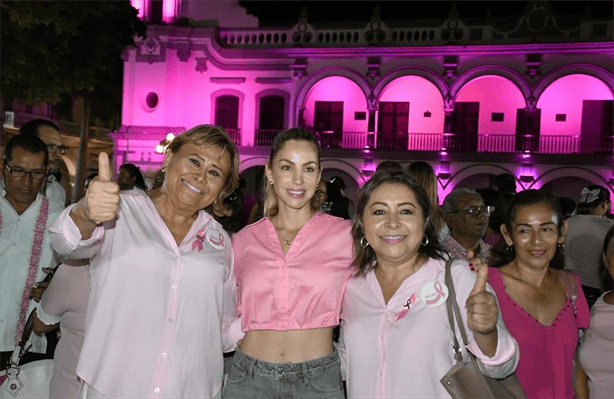 Realizan encendido rosa en el Palacio Municipal de Veracruz