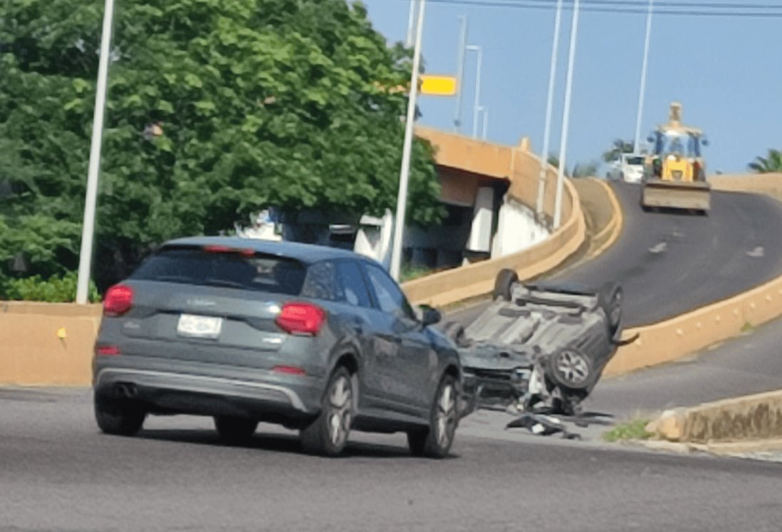 Vuelca automóvil sobre puente de Plaza El Dorado, en Boca del Río