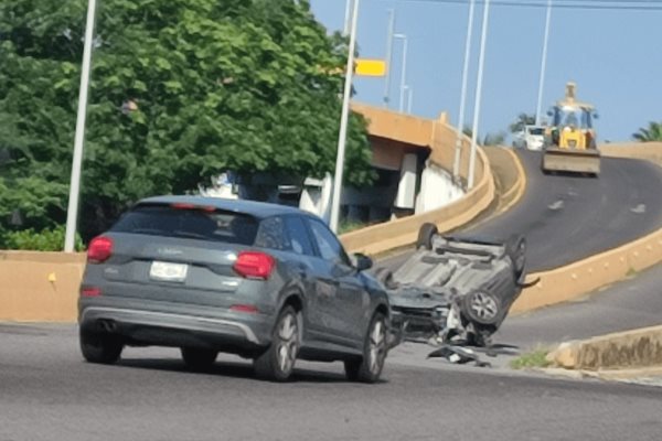 Vuelca automóvil sobre puente de Plaza El Dorado, en Boca del Río