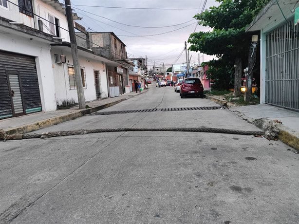 Habitantes de Mundo Nuevo colocan topes para prevenir accidentes