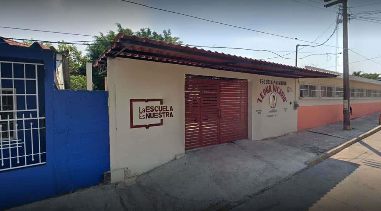 Padres de familia afectados por decisión de la escuela Leona Vicario de retirar a los alumnos durante dos meses