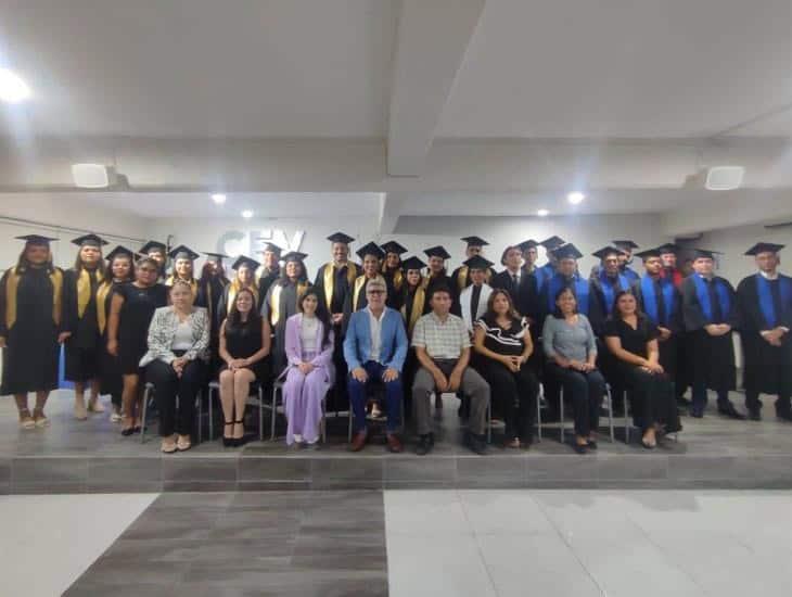 Realizan ceremonia de graduación el Centro de Estudios Veracruz (CEV)