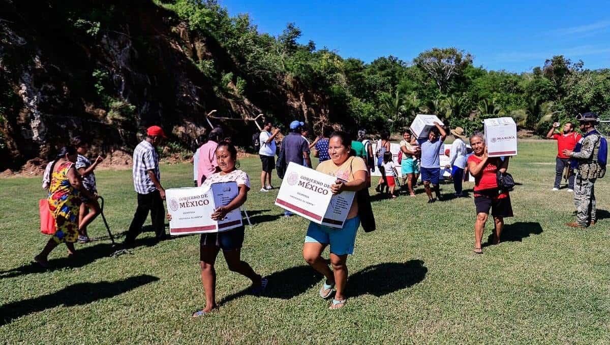 Damnificados por huracán "John" reciben despensas