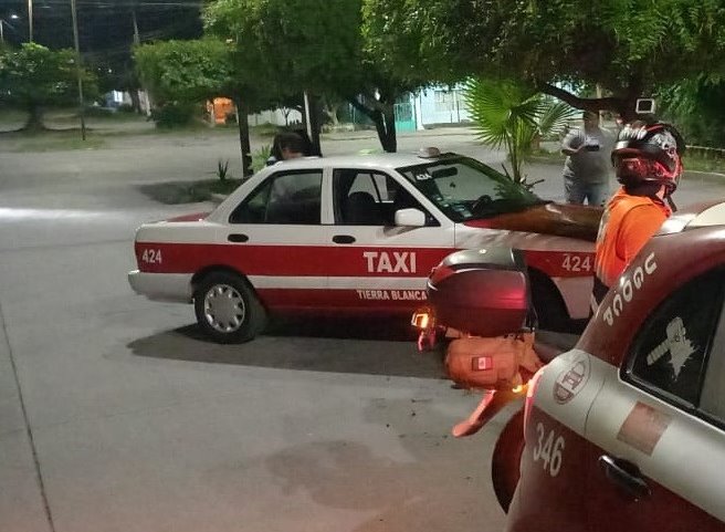 Falla mecánica provoca accidente de taxi en el boulevard Primero de Mayo de Tierra Blanca