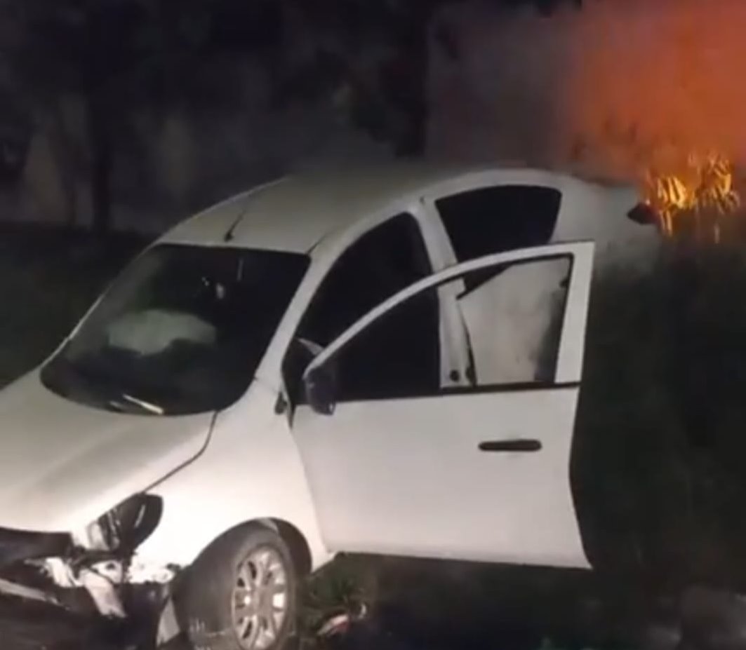 Auto se sale de la carretera y queda atorado en cuneta en Las Bajadas, Veracruz